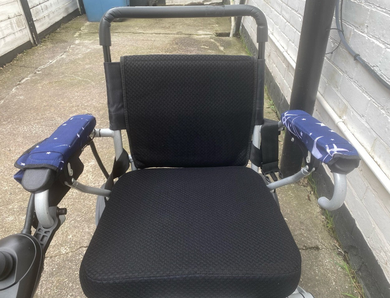 Wheelchair armrest bag